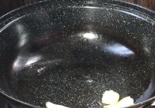 起锅放入猪油，加入生姜爆香