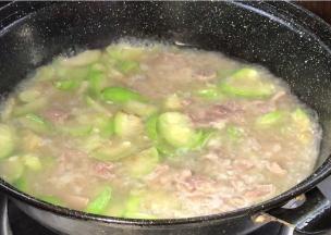 放入猪肝，拌散至沸腾