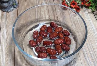 红枣洗净，沥水
