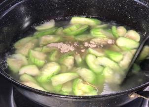 加入适量热水，胡椒粉煮沸