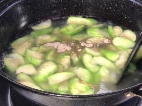 加入适量热水，胡椒粉煮沸