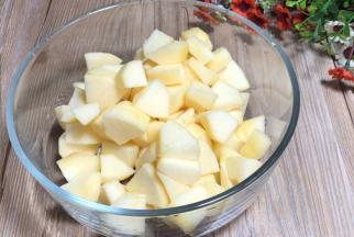 苹果去皮，去核洗净，切成小块备用