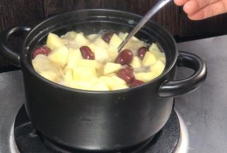 20分钟后，煮至出浓浓的银耳胶汁即可