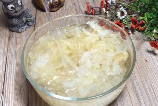 银耳提前1小时泡发，洗净沥水