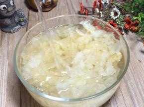 银耳提前1小时泡发，洗净沥水