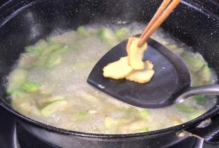 夹出生姜片丢弃