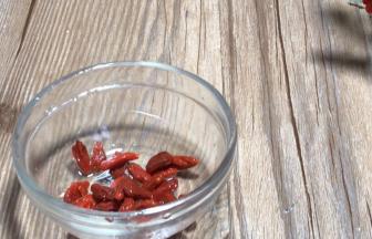 枸杞洗净，沥水备用