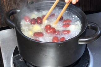 置旺火上煮沸，转小火，盖上锅盖炖煮半小时