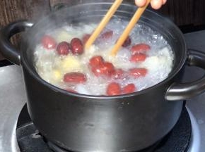 置旺火上煮沸，转小火，盖上锅盖炖煮半小时