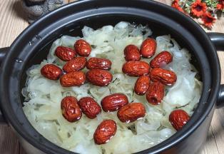 加入炖锅中，加入适量清水