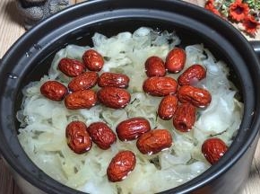 加入炖锅中，加入适量清水