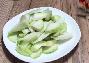 丝瓜去皮，洗净后切成小块备用