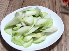 丝瓜去皮，洗净后切成小块备用