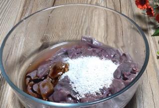 沥水后加入红薯淀粉，生抽和料酒，搅拌均匀备用