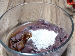 沥水后加入红薯淀粉，生抽和料酒，搅拌均匀备用