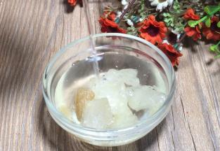 冰糖洗净，沥水备用
