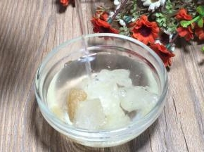 冰糖洗净，沥水备用