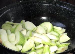 放入丝瓜，翻炒均匀