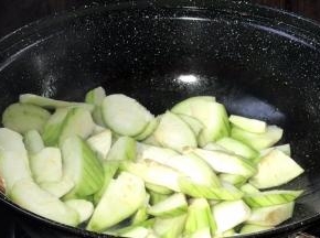 放入丝瓜，翻炒均匀