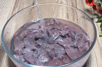 猪肝洗净后切成薄片，再洗净至水变清透