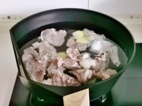 汤骨焯水后洗净，放入清水锅中，加入姜片烧开，撇出浮沫。