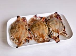 利用这时间准备菜品，梭子蟹清洗干净。