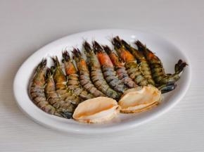 黑虎虾去虾线，小鲍鱼洗净。