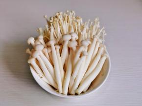 海鲜菇，金针菇清洗干净。