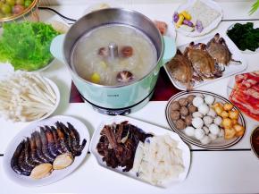 汤骨吃完即可涮菜，来张火锅全家福。