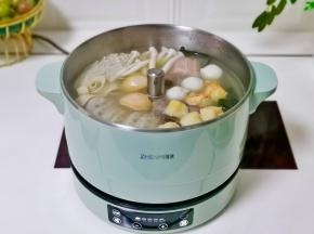 涮火锅首先不易熟的菜先煮。