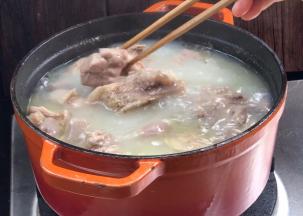 2小时后打开锅盖，用筷子能夹断肉