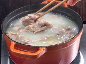2小时后打开锅盖，用筷子能夹断肉