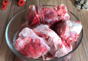 大骨洗净，沥水