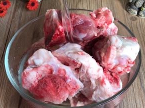 大骨洗净，沥水