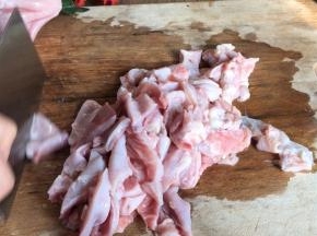 洗净的猪肚切成小块