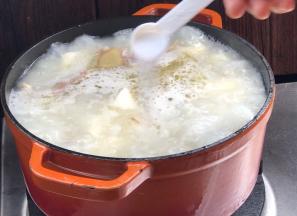 加入山药和盐，继续炖煮20分钟