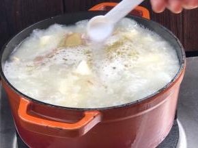 加入山药和盐，继续炖煮20分钟