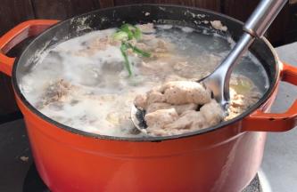 置旺火上烧开，撇去浮沫