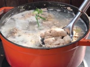 置旺火上烧开，撇去浮沫