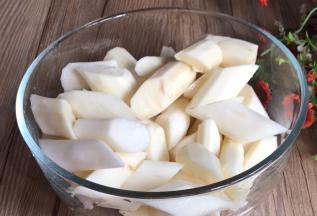 山药去皮，洗净后切成小块备用