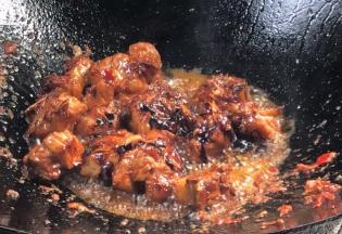 加入老抽，炒匀上色