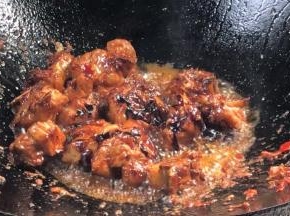加入老抽，炒匀上色