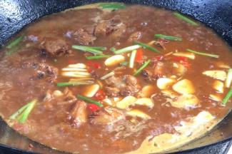 加入葱姜蒜和红椒，煮沸后转小火，盖上锅盖焖30分钟