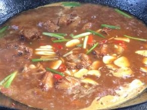 加入葱姜蒜和红椒，煮沸后转小火，盖上锅盖焖30分钟