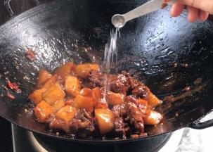 15分钟后，炒匀，加入味精，炒匀