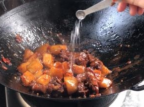 15分钟后，炒匀，加入味精，炒匀
