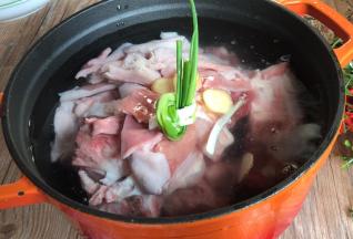 加入炖锅中，加入适量清水