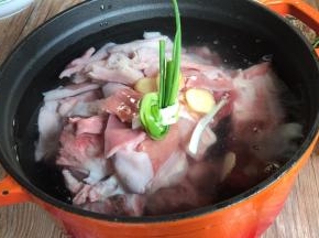 加入炖锅中，加入适量清水