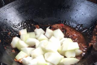 30分钟后，打开锅盖拌匀，加入冬瓜翻炒均匀，继续烧15分钟