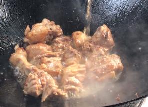炒至表面焦黄，淋入料酒，炒匀至香